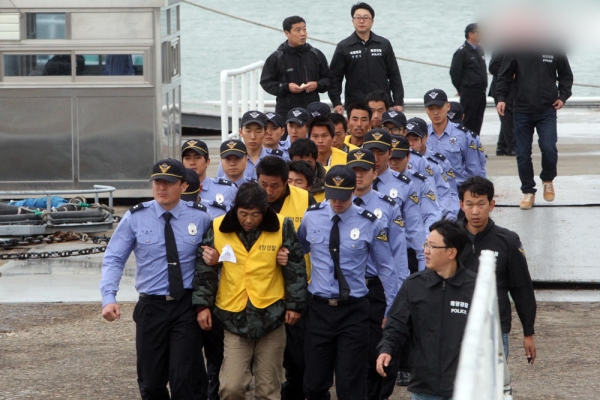 中国渔民刺死韩国警察，韩国海警严打中国渔民等事件，常常导致两国民众互相指责