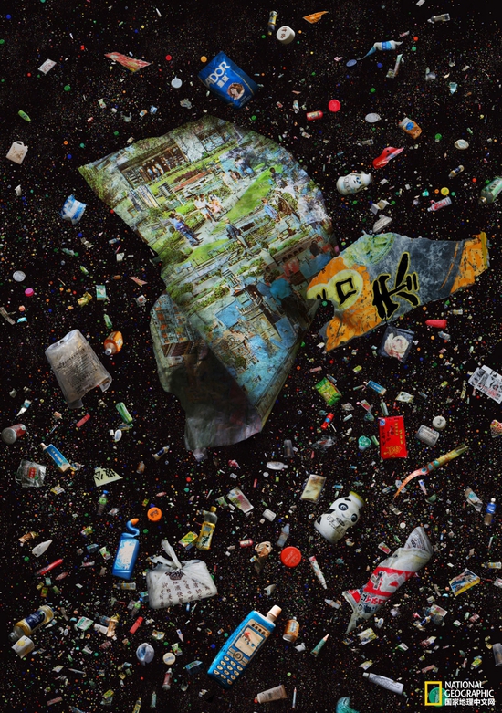 这张照片展示了一组家居用品的塑料包装。外卖食品包装袋挨着一瓶漂白剂和一个手机样式的糖果盒，Barker表示这意味着人类需求的变化。