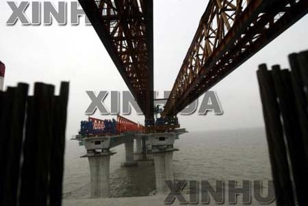 5月12日，上海长江大桥架桥机在江中架桥。