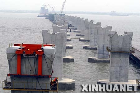 5月12日拍摄的上海长江大桥施工现场。