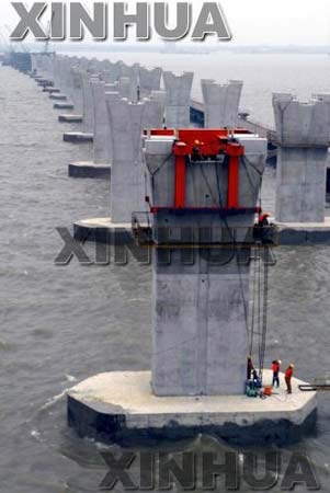 5月12日，上海长江大桥216只“长脚”稳站江中。总汇 摄(来源:中国图片总汇)