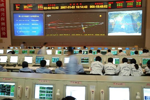 11月2日,在北京航天飞行控制中心指控大厅内,测控技术人员为嫦娥一号卫星首次轨道中途修正忙碌工作。 新华社记者 田兆运 摄