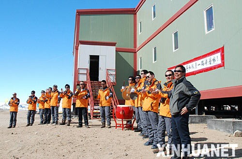 12月11日，在中山站越冬的考察队员欢迎第24次南极科学考察队的到来。