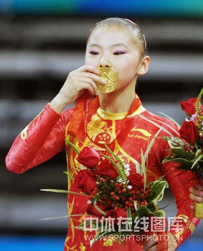 图文-体操女子高低杠决赛何可欣夺金 亲吻金牌