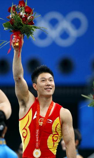 图文-李小鹏勇夺双杠比赛冠军 观众也有一份功劳