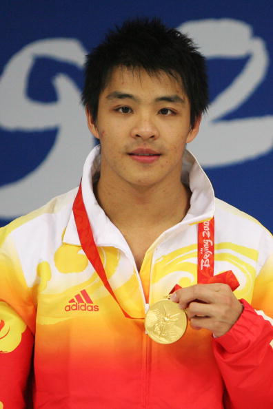 图文-男子单人三米跳板决赛 何冲展示奥运金牌