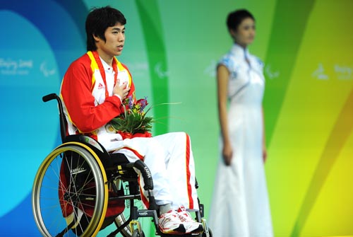 图文：男子100米自由泳S3级颁奖 杜剑平佩戴金牌手举鲜花