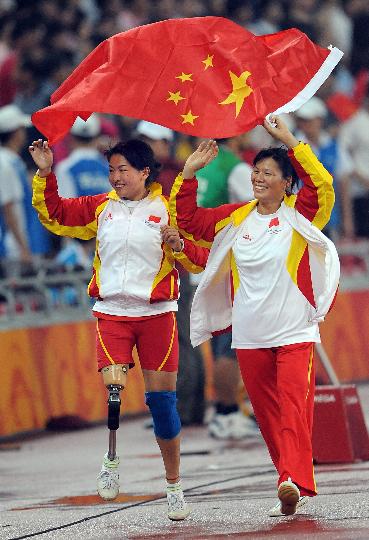 图文-中国获女子铅球F42-46级金牌郑宝珠与队友共庆
