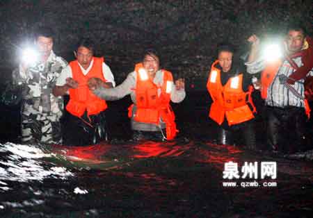五游客夜晚看海被困礁石11小时 已获救(图)