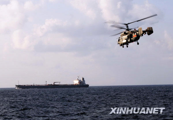 1月12日，在中国海军护航编队的亚丁湾护航行动中，一架舰载直升机在空中警戒。当地时间1月12日6时（北京时间11时），中国海军护航编队为包括台湾商船“宇善”号在内的4艘船舶组织实施护航。这是中国海军护航编队抵达亚丁湾以来的第2次护航行动。