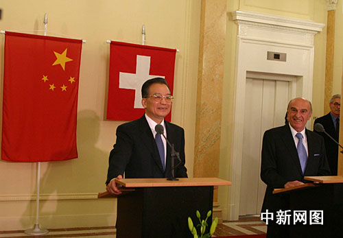 图：温家宝与瑞士联邦主席共见记者
