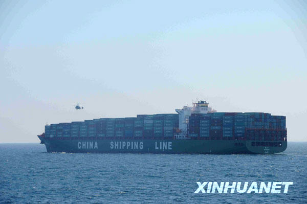 直升机从中国商船“新非洲”号吊运补给物资（1月31日摄）。