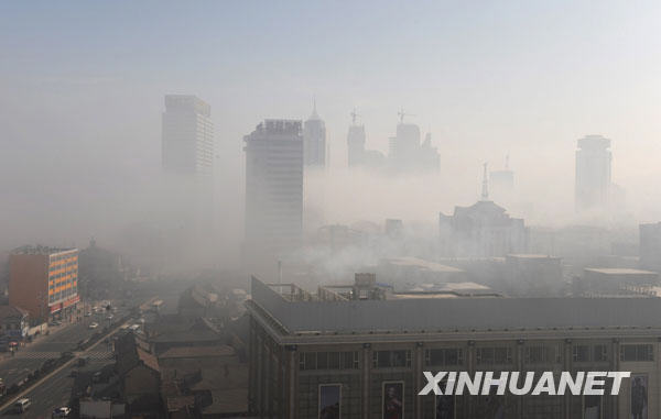 2月11日，烟台市区建筑被云雾笼罩。
