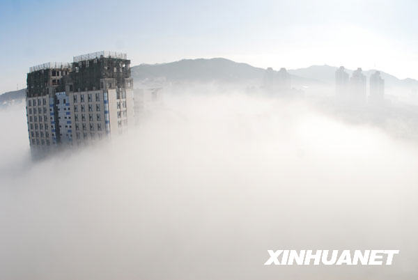 这是2月11日在烟台市虹口宾馆拍摄的平流雾奇观。         