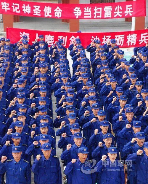 组图：南海舰队舰艇编队海上演练发射无人靶机