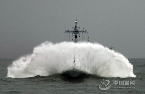 组图：南海舰队舰艇编队海上演练发射无人靶机