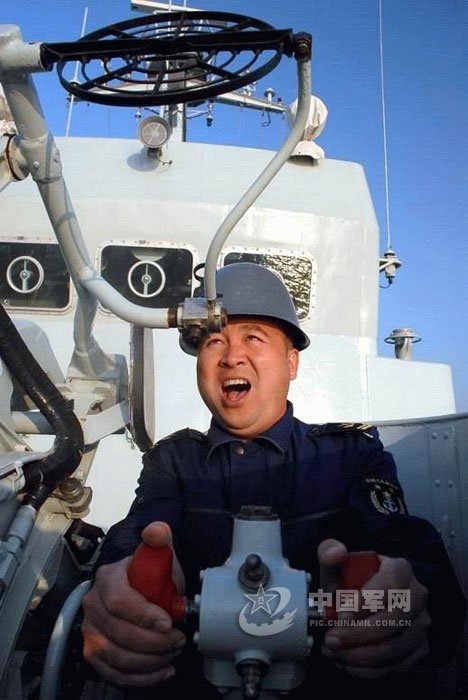 组图：南海舰队舰艇编队海上演练发射无人靶机