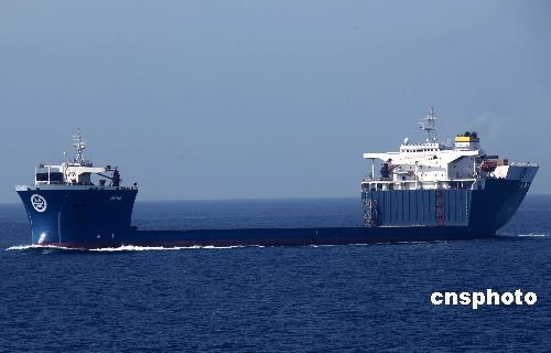 图：“海口”舰亚丁湾护航途中发现并驱离可疑小艇