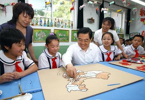 胡锦涛代表中央向全国各族儿童表示节日祝贺