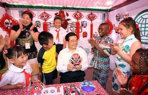 胡锦涛代表中央向全国各族儿童表示节日祝贺