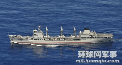中国海军881“洪泽湖”号补给舰  (图片：日本朝云新闻社)