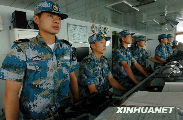 7月26日，“舟山”号导弹护卫舰驾驶室官兵进入“临战状态”，密切观察着前方海况。自7月16日起航以来，中国海军第三批护航编队在航行途中坚持练兵不懈，在编队指挥所部署下，特战队员迅速反应、快速集结，进入指定位置，随时准备应对护航期间海上可能遭遇的突发事件。