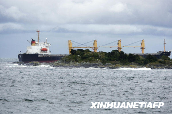 7月31日，一艘在巴拿马注册的油轮停泊在挪威朗厄松附近海域。由于天气原因，这艘巴拿马注册的油轮7月30日在挪威南部海岸触礁，部分原油泄漏。