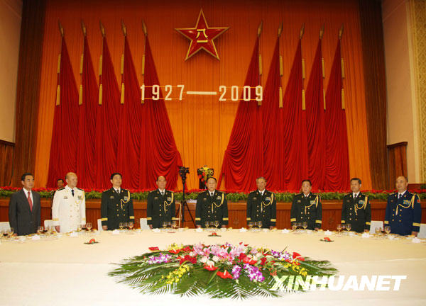 7月31日，中华人民共和国国防部在北京人民大会堂举行盛大招待会，热烈庆祝中国人民解放军建军82周年。