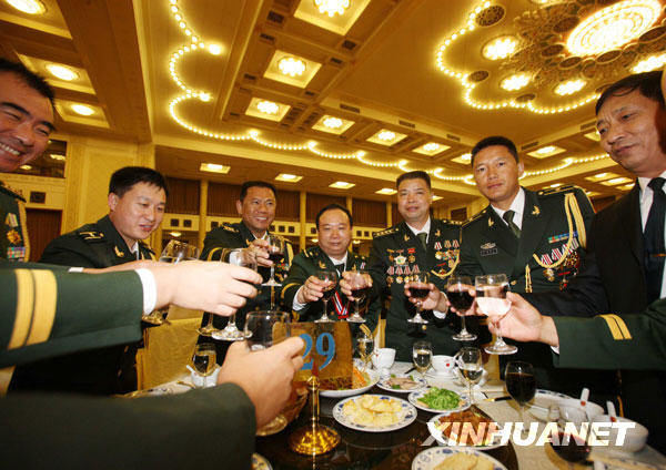 这是出席招待会的解放军和武警部队的英模代表举杯共庆建军节。