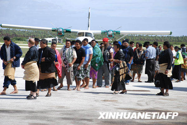 8月7日，沉船事故生还者来到位于汤加首都努库阿洛法30公里外的富阿莫图机场。“阿斯卡公主”号渡轮5日晚在从汤加首都努库阿洛法驶往外岛途中沉没，失事地点在努库阿洛法东北大约86公里海域。出事原因正在调查中。汤加救援部门7日说，目前仍有62人在汤加沉船事故中失踪，生还希望渺茫。 