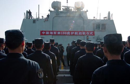 8月27日,在亚丁湾、索马里任务海区,中国海军第三批护航编队“舟山”号导弹护卫舰官兵在甲板上举行中国海军第100批护航启航仪式。新华社记者 郭刚 摄