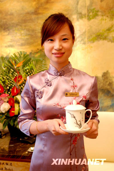 大连香格里拉大饭店为服务员特制了中式旗袍，下榻酒店的参会贵宾使用的茶杯上印有传统中国水墨画梅花图案（9月7日摄）。