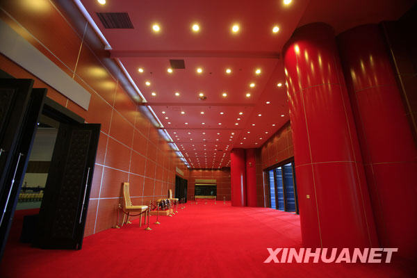 2009夏季达沃斯年会主会场大连世界博览广场内洋溢着中国红（9月9日摄）。