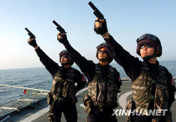 9月10日，3名中国海军特战队员准备发射中俄海军联合护航信号弹。当地时间9月10日17时45分（北京时间22时45分），中国海军护航编队“舟山”号导弹护卫舰与俄罗斯海军护航编队“特里布茨海军上将”号大型反潜舰起航出发，在亚丁湾海域执行首次联合护航任务。这是中国海军赴亚丁湾、索马里海域执行护航任务以来首次与外国海军实施联合护航。 