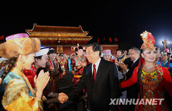 胡锦涛等领导人与群众共同联欢(组图)