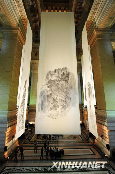 10月11日，中国画家徐龙森创作的巨幅山水画悬挂在比利时首都布鲁塞尔的司法宫大厅。作为欧罗巴利亚中国艺术节的一项活动，“山不厌高—徐龙森山水画展”将10幅巨大的中国山水画作与司法宫硕大的西方古典建筑空间结合在一起，向欧洲观众展示了中国传统文化的精妙与神奇。