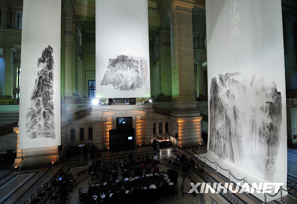 10月11日，中国画家徐龙森创作的巨幅山水画悬挂在比利时首都布鲁塞尔的司法宫大厅。作为欧罗巴利亚中国艺术节的一项活动，“山不厌高—徐龙森山水画展”将10幅巨大的中国山水画作与司法宫硕大的西方古典建筑空间结合在一起，向欧洲观众展示了中国传统文化的精妙与神奇。