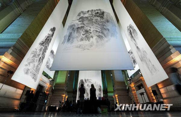 10月11日，中国画家徐龙森创作的巨幅山水画悬挂在比利时首都布鲁塞尔的司法宫大厅。作为欧罗巴利亚中国艺术节的一项活动，“山不厌高—徐龙森山水画展”将10幅巨大的中国山水画作与司法宫硕大的西方古典建筑空间结合在一起，向欧洲观众展示了中国传统文化的精妙与神奇。