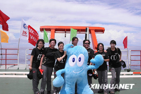 这是参加本次考察的7名女队员在“雪龙”号后甲板上与上海世博会吉祥物“海宝”合影，祝福上海世博会成功。