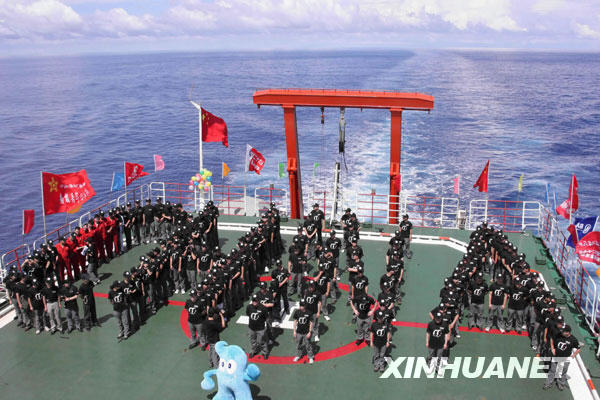 这是考察队员在“雪龙”号后甲板上摆出“China”（中国）的造型，向祖国及国内的亲人问好。