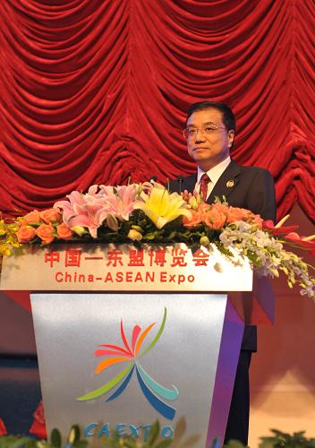 10月20日,第六届中国-东盟博览会在广西南宁国际会展中心开幕。这是中国国务院副总理李克强宣布第六届中国-东盟博览会开幕。新华社记者 周华 摄