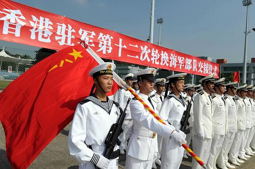 11月25日,在驻港部队海军基地昂船洲码头,海军部队举行交接仪式。 当日凌晨开始,中国人民解放军驻香港部队陆海空三军部分建制单位和装备开始进行正常轮换。这是驻港部队进驻香港后第12次建制单位轮换行动。 新华社记者宋振平摄