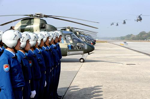 11月25日,空军进港编队的直升机在石岗机场上空飞行,进入香港。 当日凌晨开始,中国人民解放军驻香港部队陆海空三军部分建制单位和装备开始进行正常轮换。这是驻港部队进驻香港后第12次建制单位轮换行动。 新华社记者宋振平摄