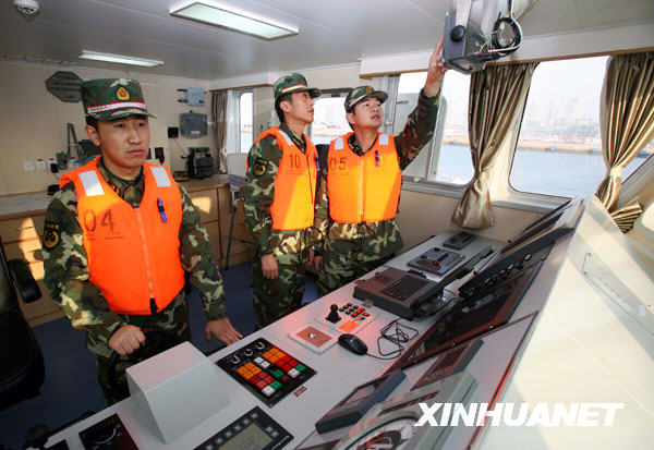 12月4日，海警官兵在新型巡逻舰驾驶室里操控舰艇。