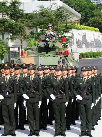 有12名女兵接受了胡锦涛主席的检阅