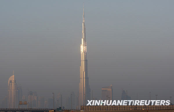 1月4日，总高超过800米、楼体160层的“迪拜塔”矗立在阿拉伯联合酋长国迪拜。阿拉伯联合酋长国将于当日为“迪拜塔”举行落成典礼，揭开这座高楼确切高度的谜底。