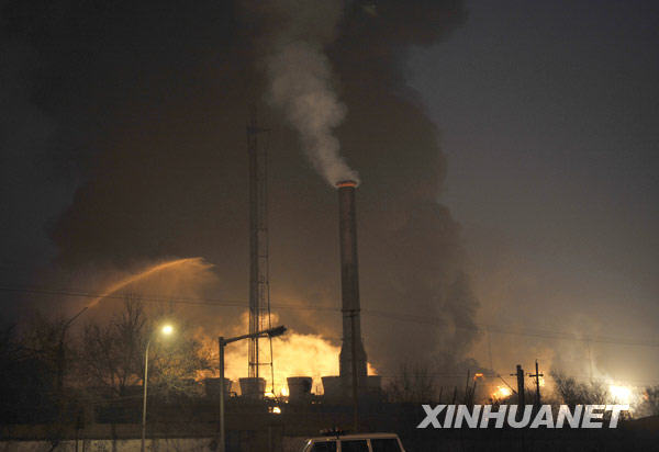 1月7日，发生爆炸的工厂上空浓烟滚滚。