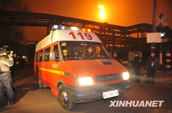 1月7日，一辆救援车辆驶出发生爆炸的厂区。