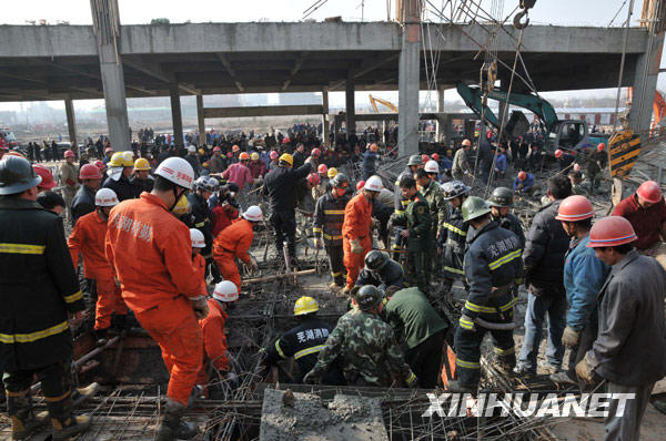 1月12日，救援人员在事故现场施救。 