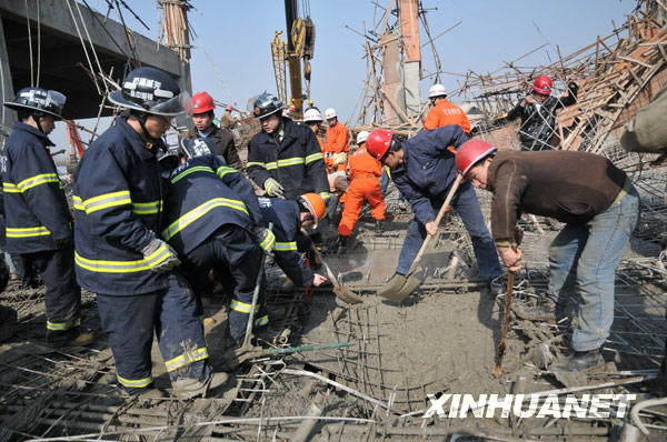  1月12日，救援人员在事故现场寻找被埋工人。 